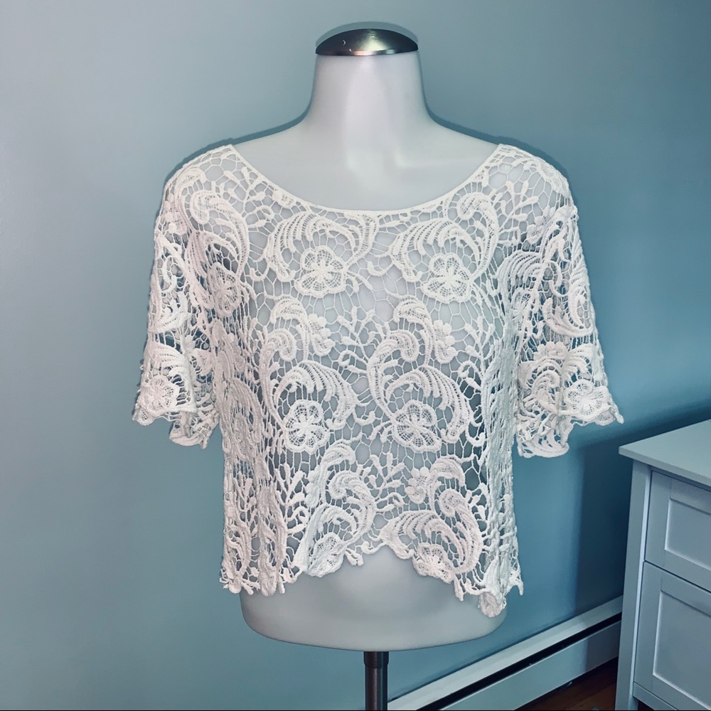 Short sleeved lace crop top
